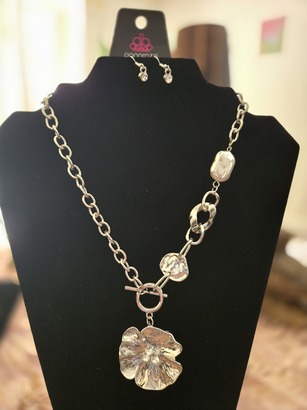 paparazzi Silver Hammered Floral Pendant Chain Necklace